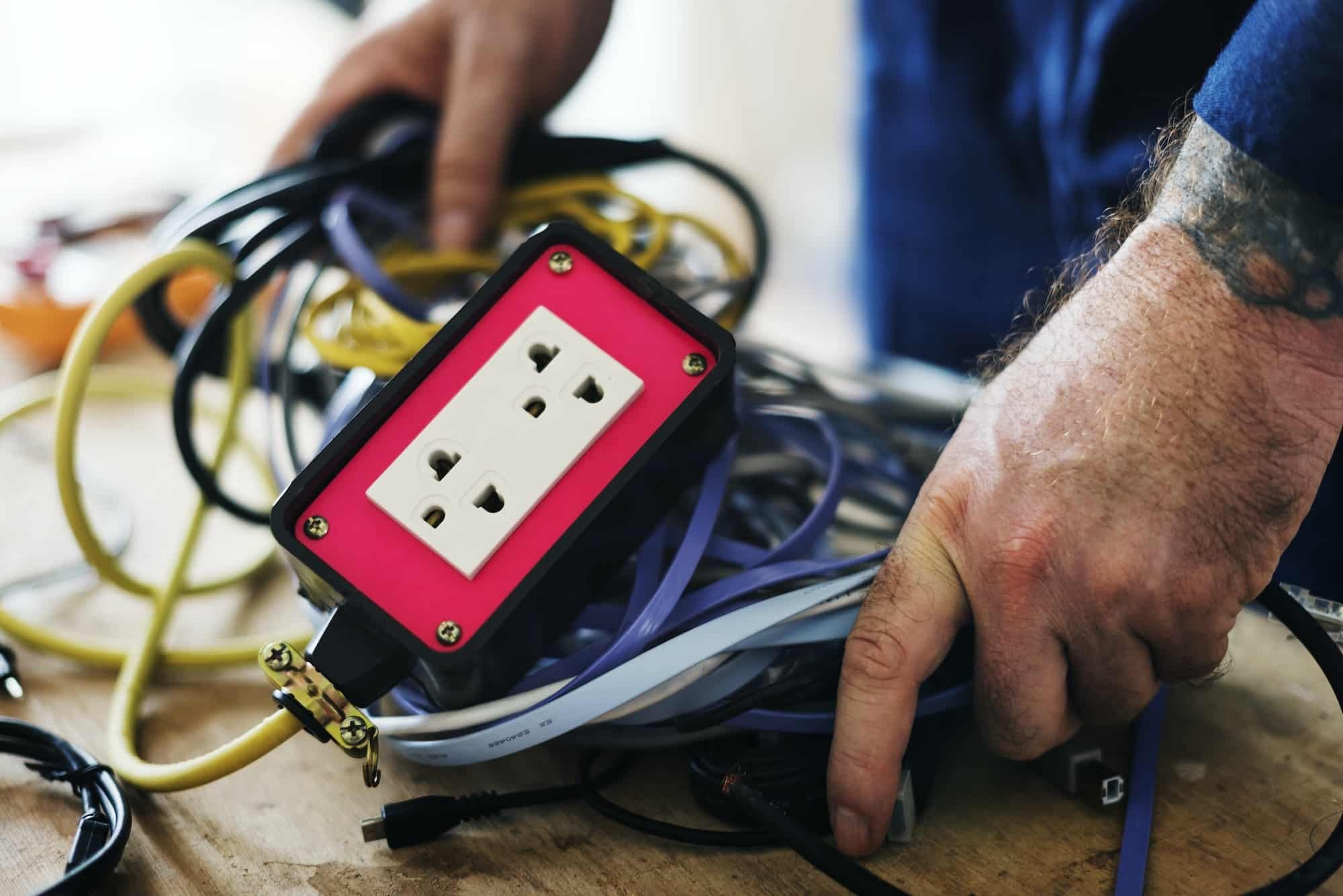 Elektrik kabloları ve priz