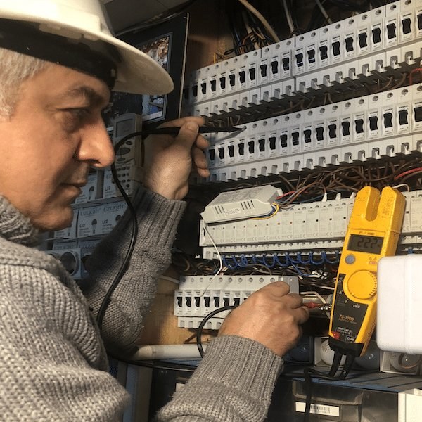 Erdal Usta — elektrik panosunda çalışırken